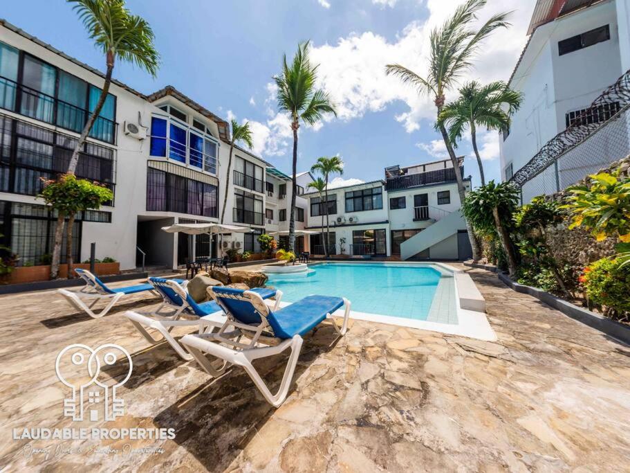 Beautiful Plaza Condo close to beach and amenities photo