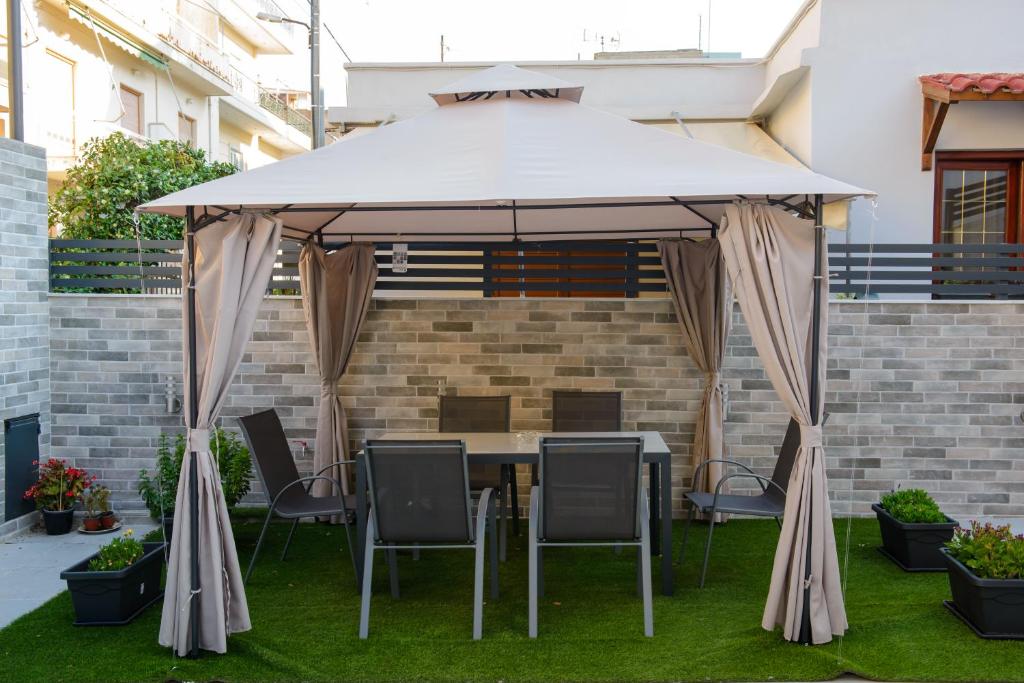 Casa d' Irene near airport, 200 mtrs from the beach, Artemis center — Hotel in Athens