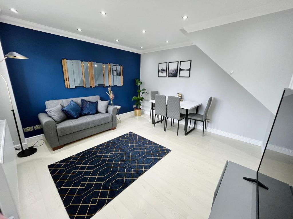 Modern Home, Close to the City Centre with Parking, Birmingham