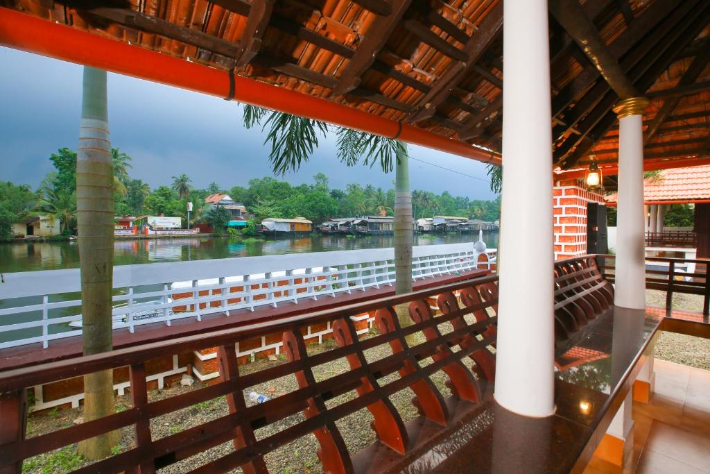 Palmy Lake Resort photo