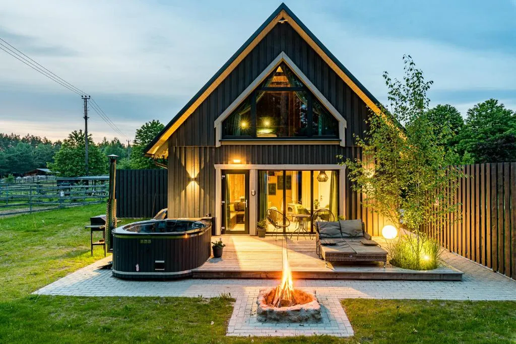 SOPRANO - 'Virš Ąžuolų' - Forest SPA - FREE jacuzzi, hotel in Paplatelė