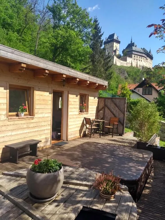 Stodola-soukromý apartmán pro dva s venkovní vířivkou，位于卡尔施泰因的酒店