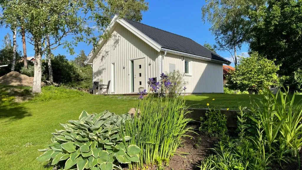Floda, Minihus på 62m2 för plats för 4 vuxna och 2 barn，位于Floda的酒店