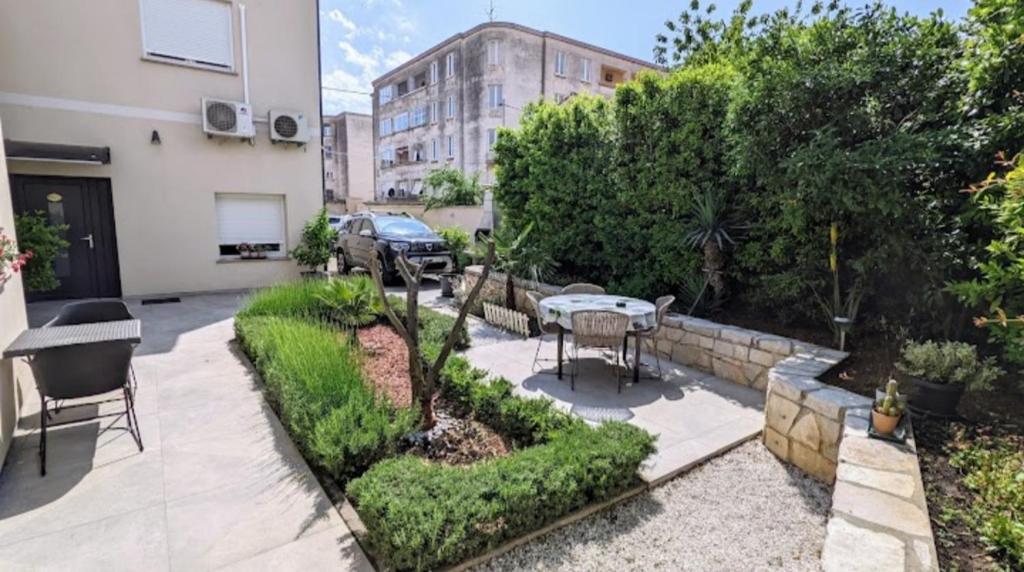Faveria Apartments Amphitheater with FREE Parking photo