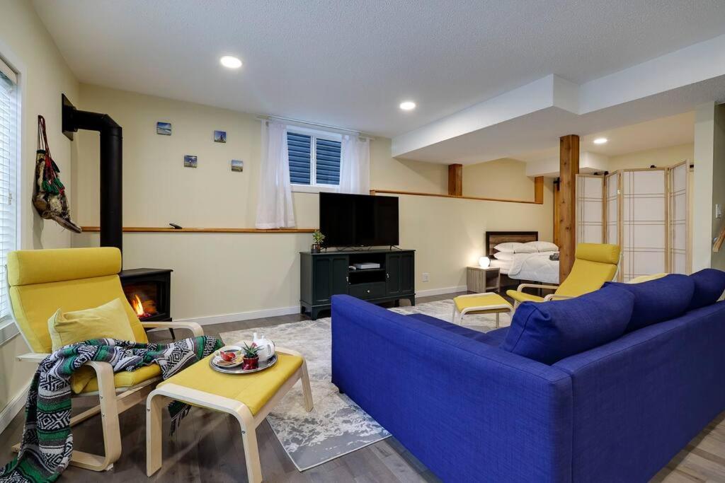 Adorable private suite with indoor fire place, Cochrane