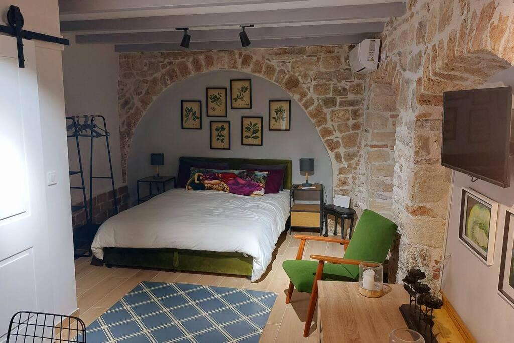 Kotor Town's Edge , stunning open plan studio, Kotor