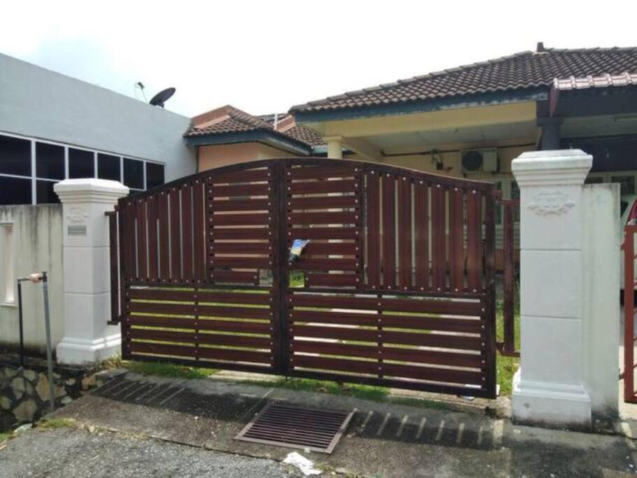Lovely 3-bedroom with free parking Seremban 2 photo