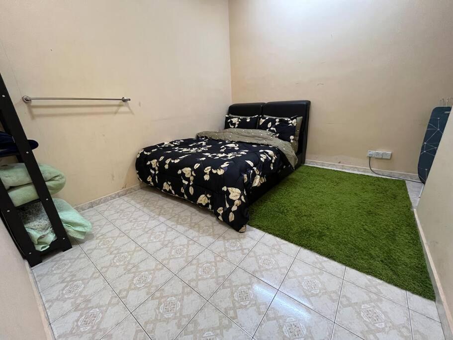 Lovely 3-bedroom with free parking Seremban 2 photo