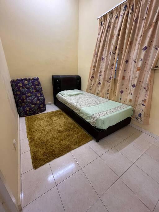 Lovely 3-bedroom with free parking Seremban 2 photo