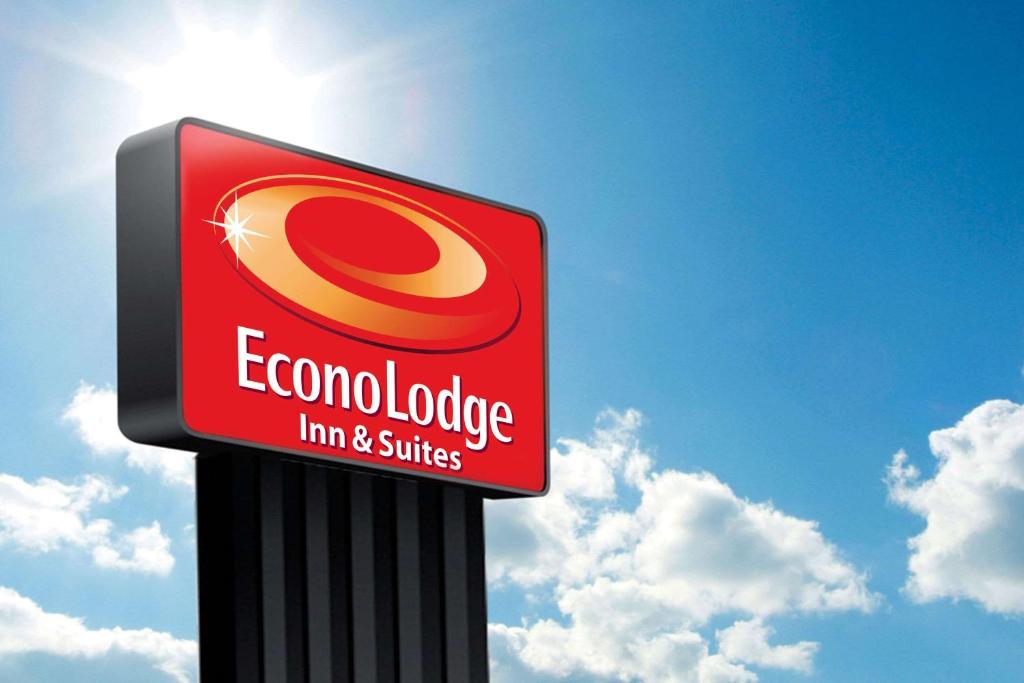 Econo Lodge Inn & Suites photo