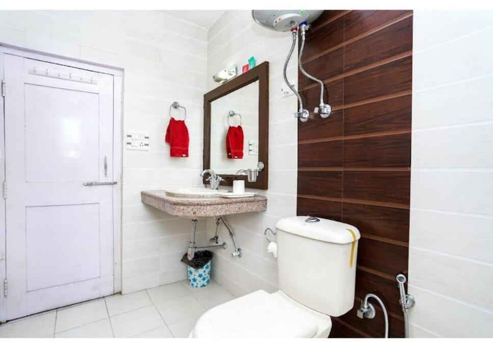 RedhomeX Woodstock 5BHK photo