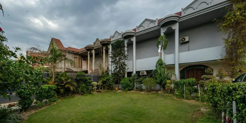 De Manora Homes - Unpretentious hotel with a garden , posh area Ranjit Avenue，位于阿姆利则的酒店