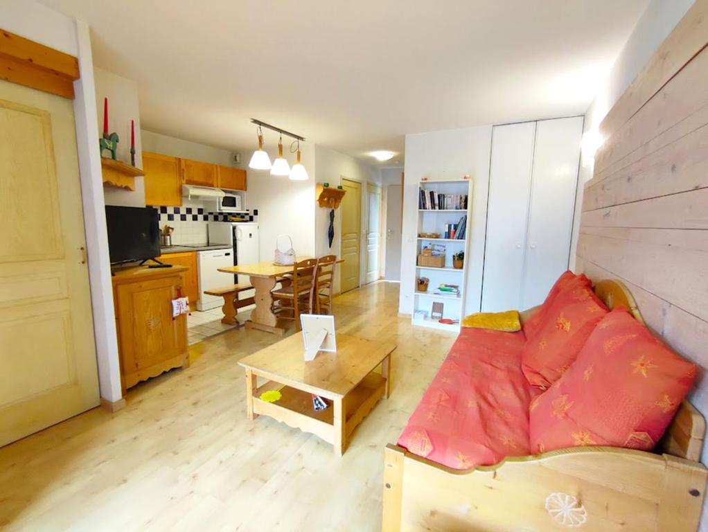 Le 102, T3 pour 5 personnes, vue montagne, classé 2 étoiles NF, parking, piscine en été - 2