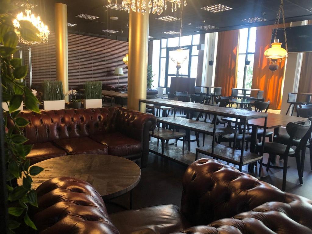Bar/lounge, West Side Hotel in Turku
