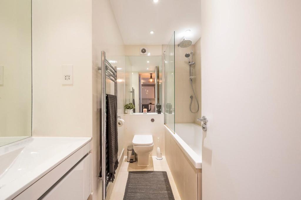 Frankie Says You'll love our Pocket Rocket! Luxurious 1 BR apartment, just a shimmy shake from Charl photo