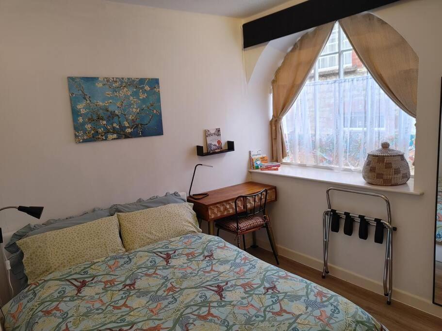Cosy Flat in a Pretty Town., Crewkerne