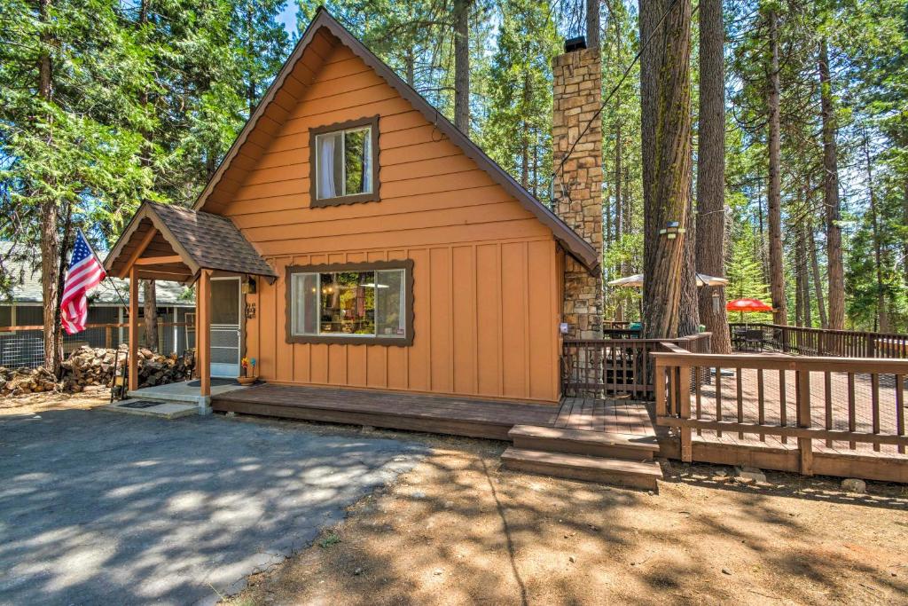 Cozy Mi-Wuk Village Cabin in the Mountains!