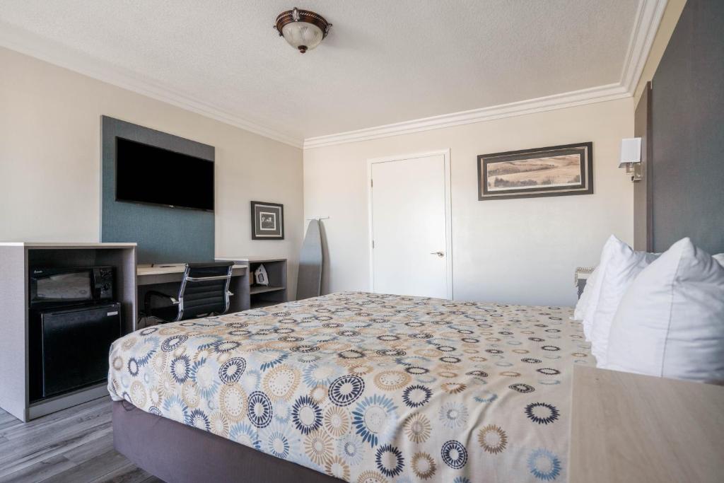 Solaire Inn & Suites photo