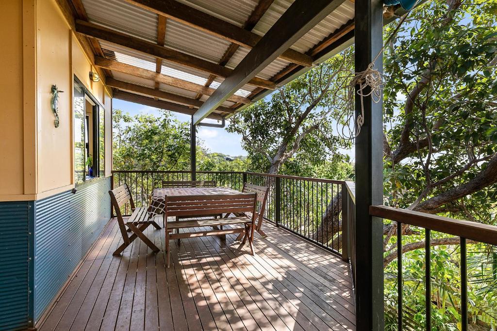 COASTING - Straddie Style Beach House, Point Lookout