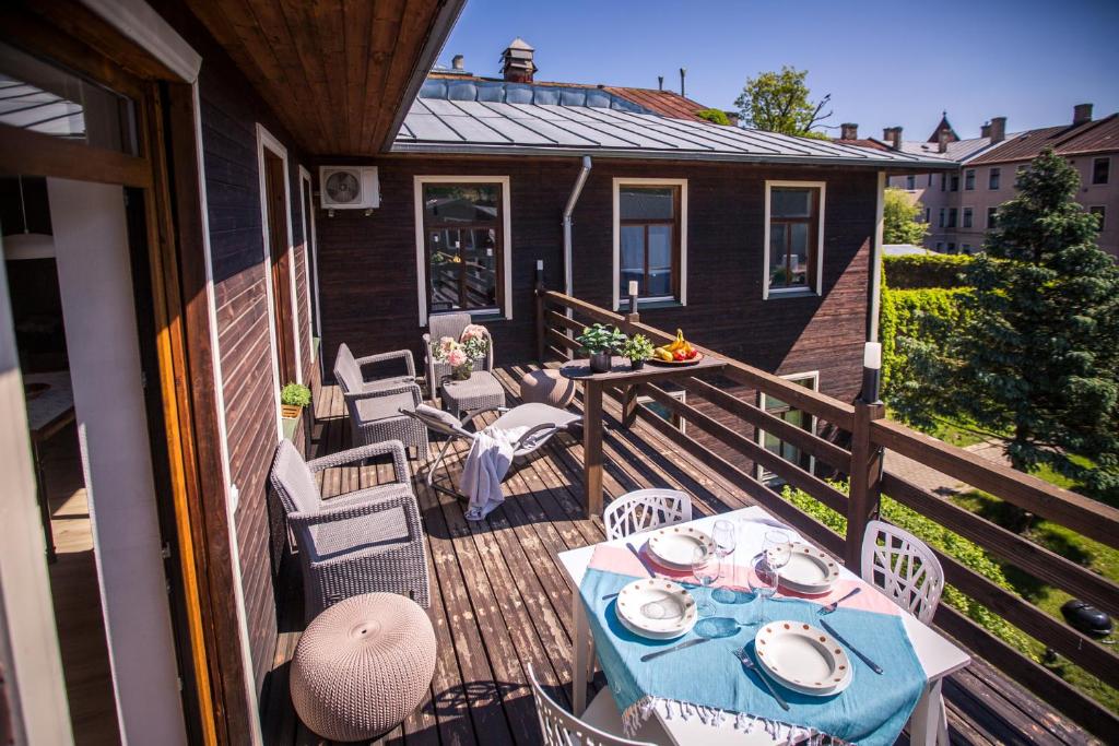 Apartment with a terrace and a hot tub, Riga