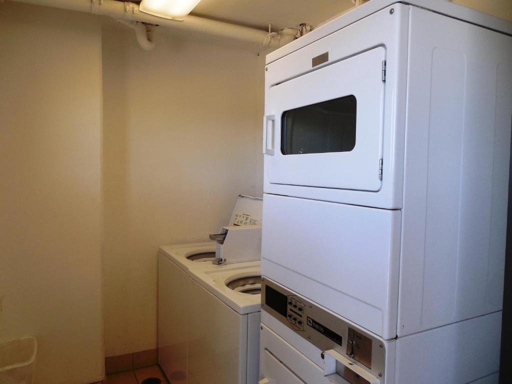 Ramada By Wyndham San Diego National City Photo 37