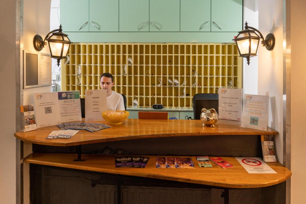 Front desk [24-hour]