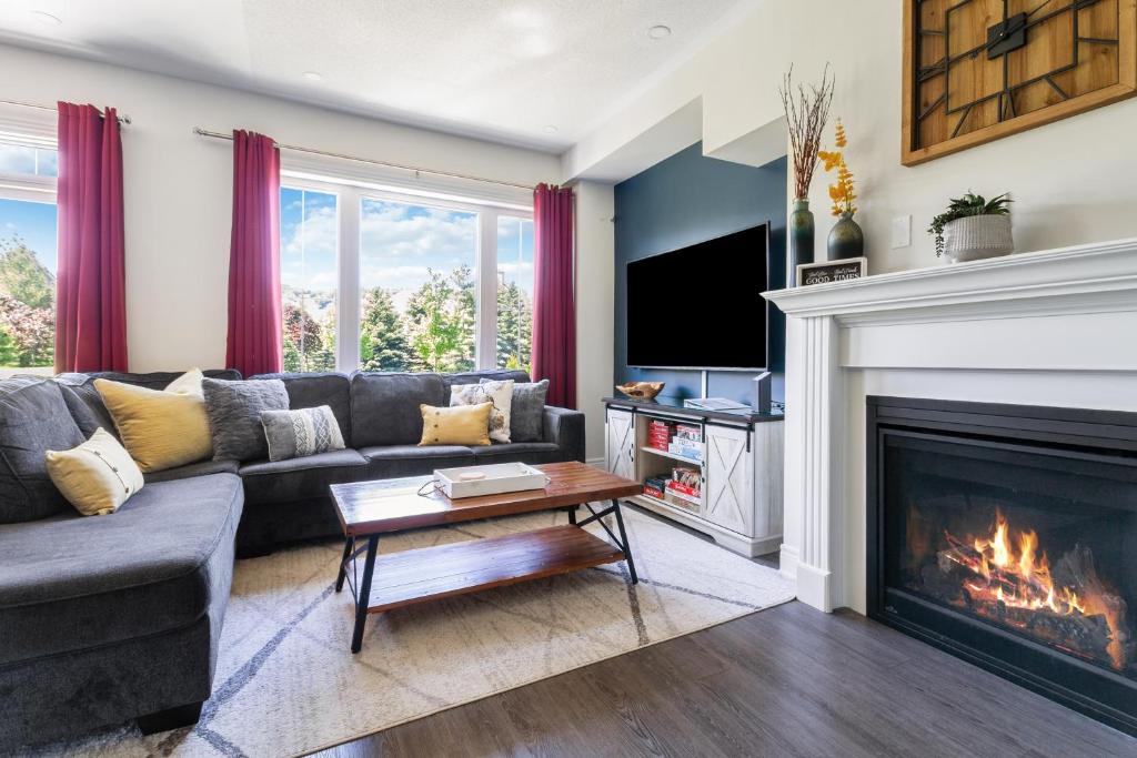 Modern home with a pool sauna pooltable & mountain view, Collingwood