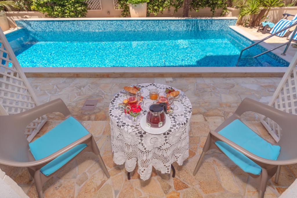 Apartments Fortunella — Hotel in Petrovac