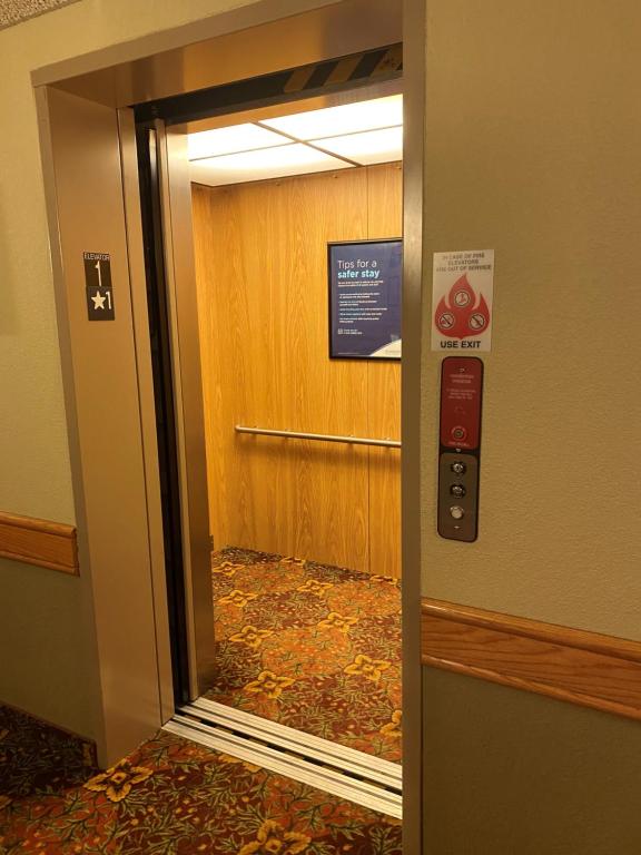 AmericInn by Wyndham Anamosa photo