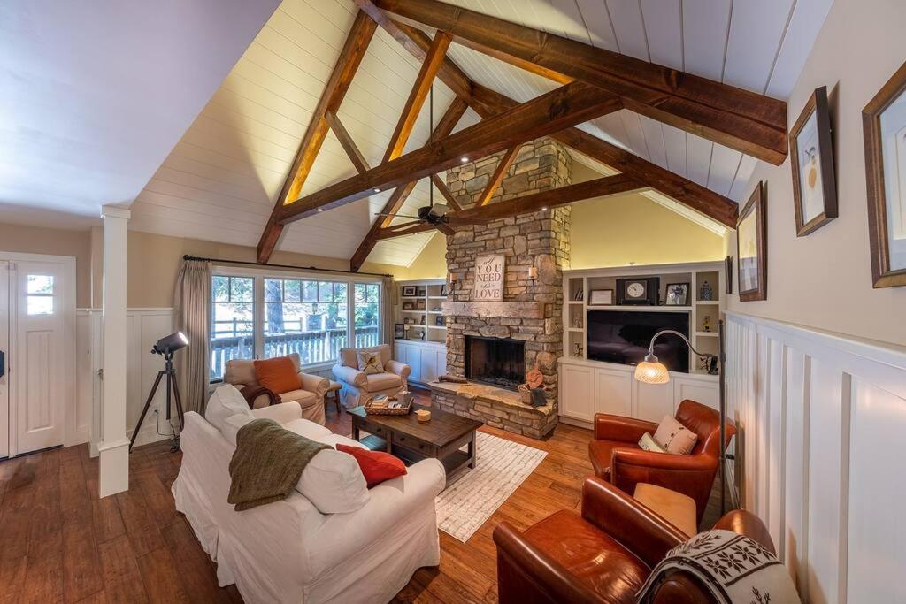 The Mountain Nest~Sleeps 12!