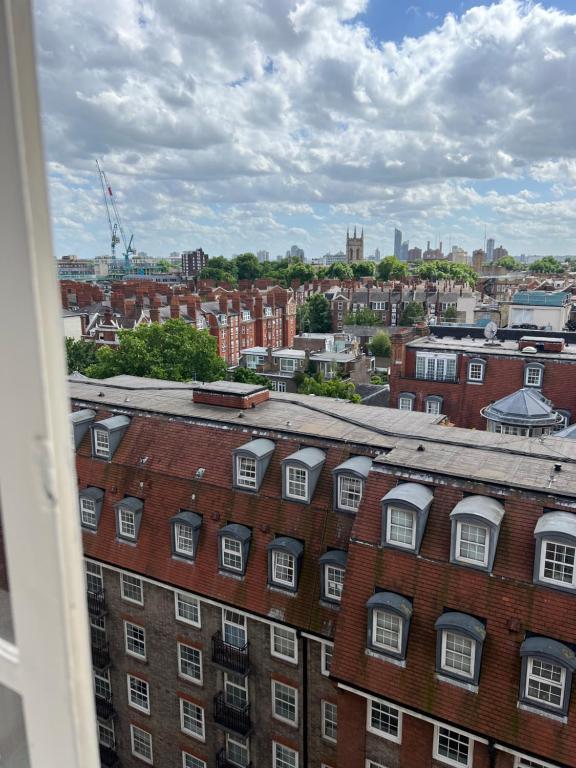 Super Located Studio in South Ken at Chelsea Cloister, Londres