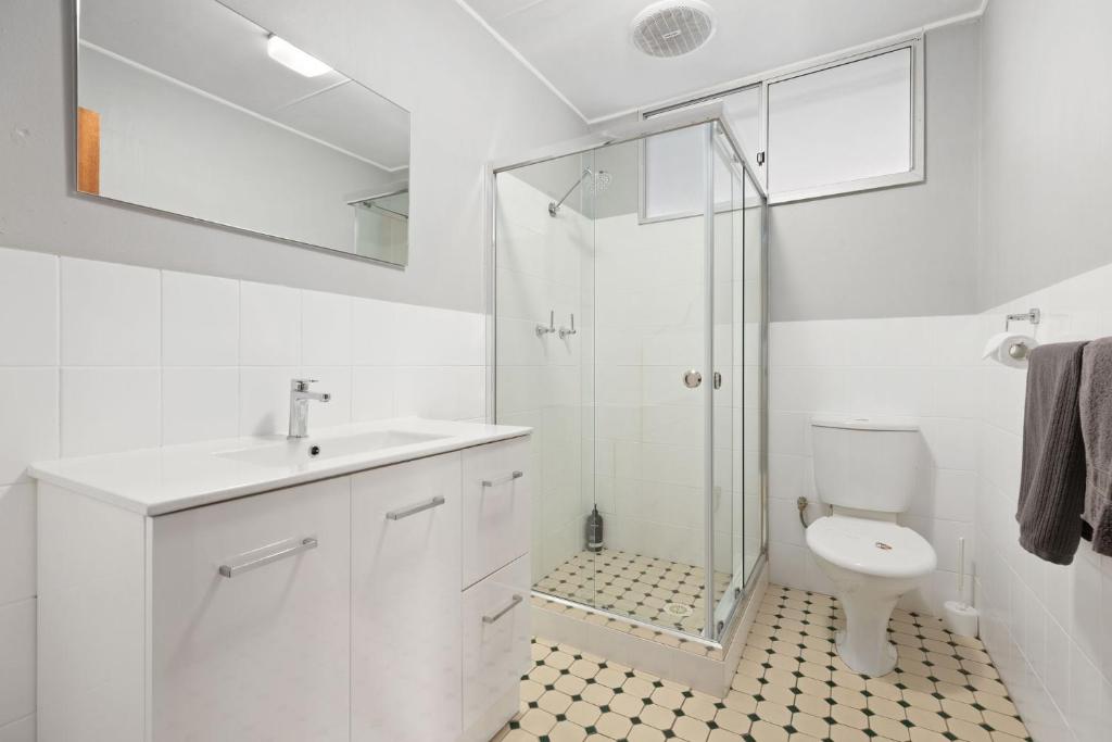 Opposite Collingwood Beach Renovated Rejuvenated and Pet Friendly photo