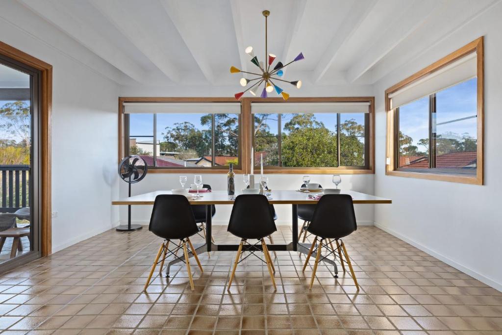 Opposite Collingwood Beach Renovated Rejuvenated and Pet Friendly — Hotel in Jervis Bay