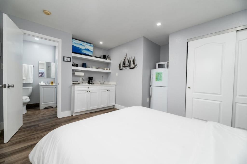 Shell on the Beach 102 - RENOVATED, Hollywood