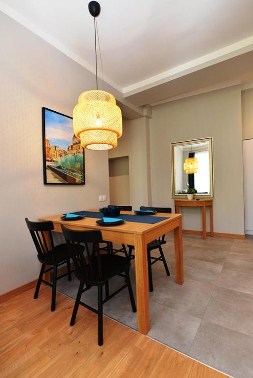 Big Apart Old Town100 M Town Hall 3 Rooms8 people Apartment in