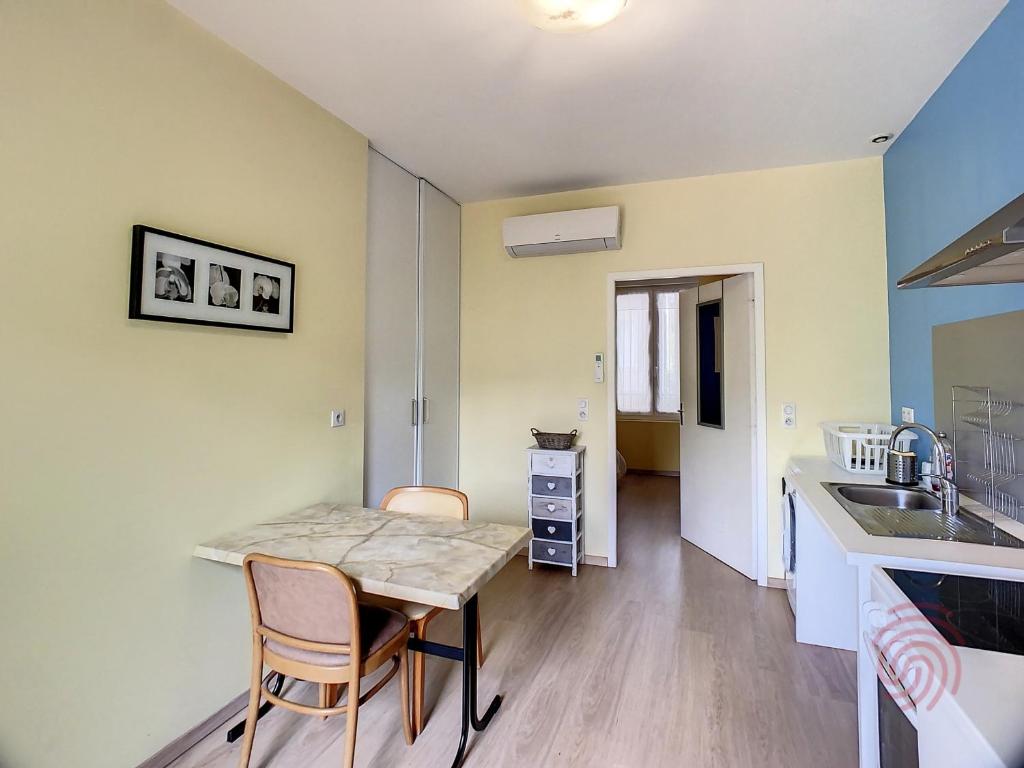 Charmant F2 climatisé avec terrasse, proche Thermes, parking privé, animaux acceptés - FR-1-451-163 - 2