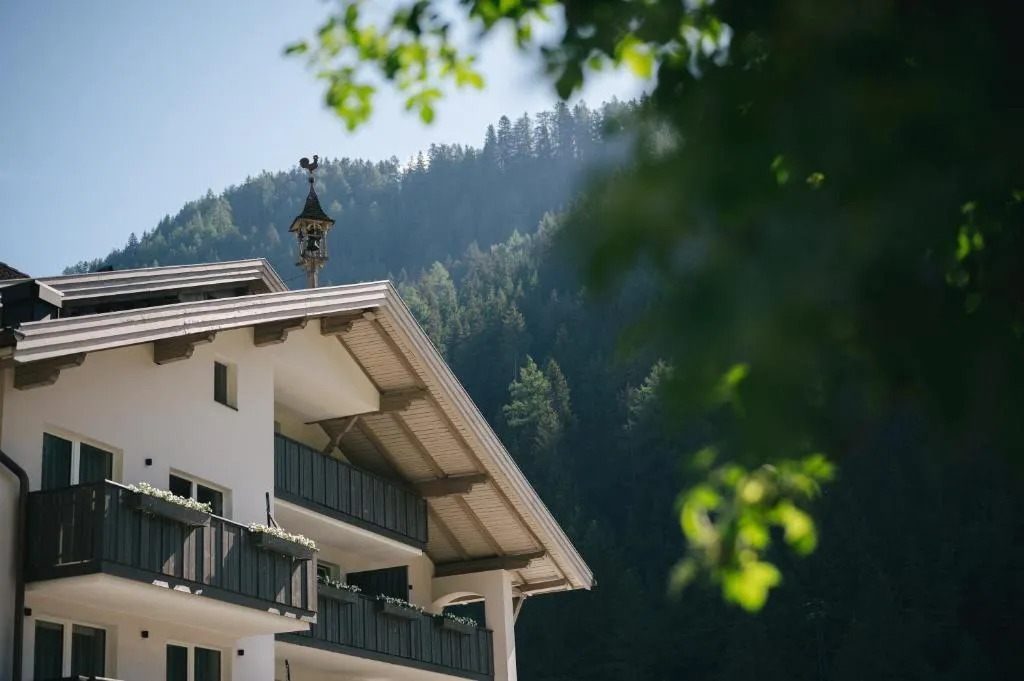 Hotel Fronza - your hike & mountain home, hotel in Lutago