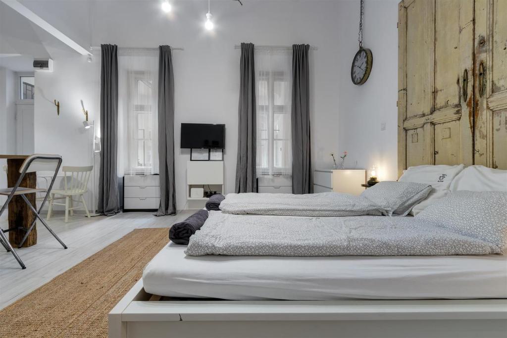 d.Five Timber Town Apartment photo