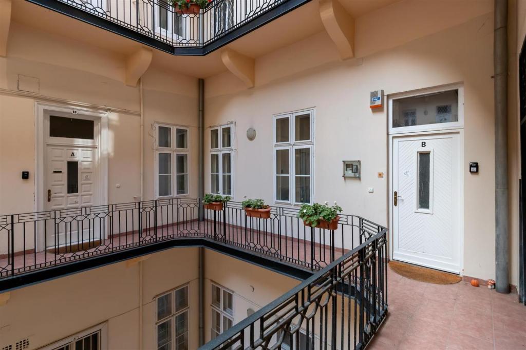 d.Five Timber Town Apartment photo