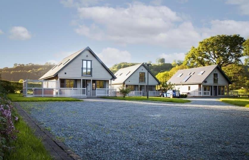 Elm Escapes, Knighton