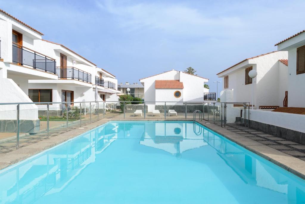 Bonito bungalow con piscina junto a la playa - 5