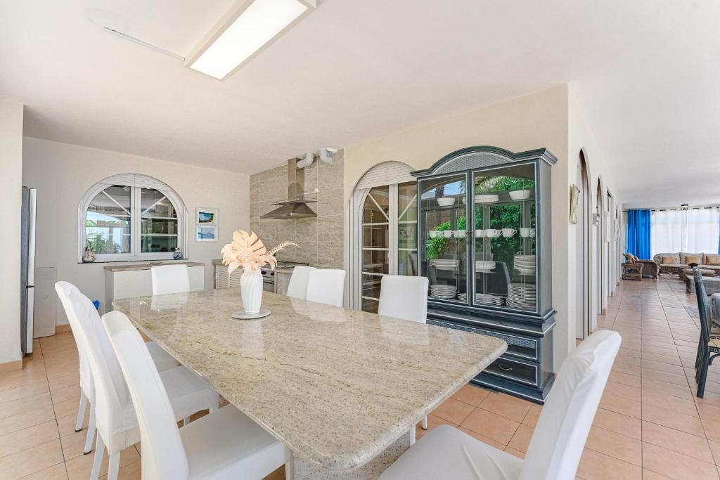 Gorgeous Golf Villa - 5