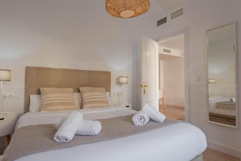 Peaceful & bright apartment with patio - Center - 4