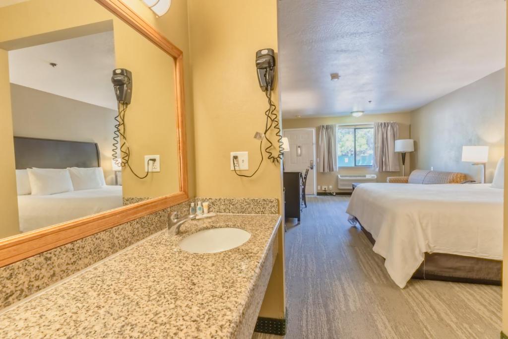 The Oakhurst Inn at Yosemite photo