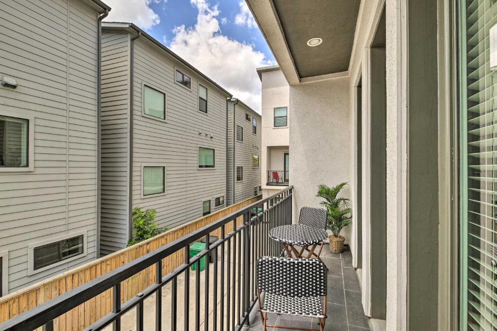 Stylish Houston Townhome about 3 Mi to Downtown! photo