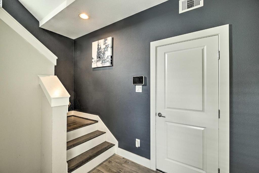 Stylish Houston Townhome about 3 Mi to Downtown! photo