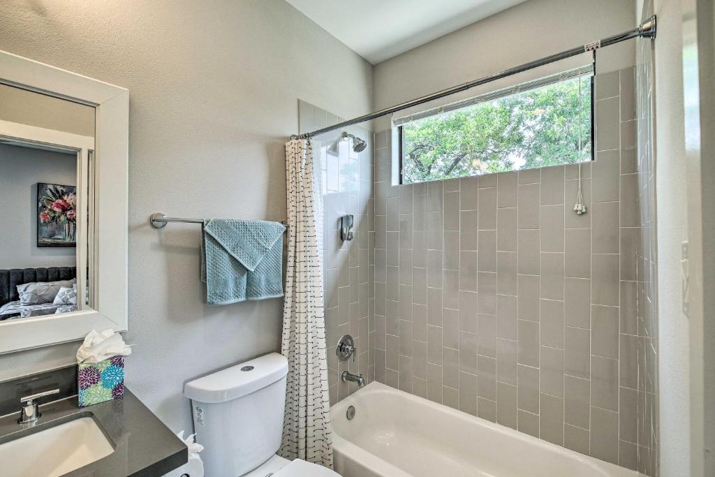 Stylish Houston Townhome about 3 Mi to Downtown! photo