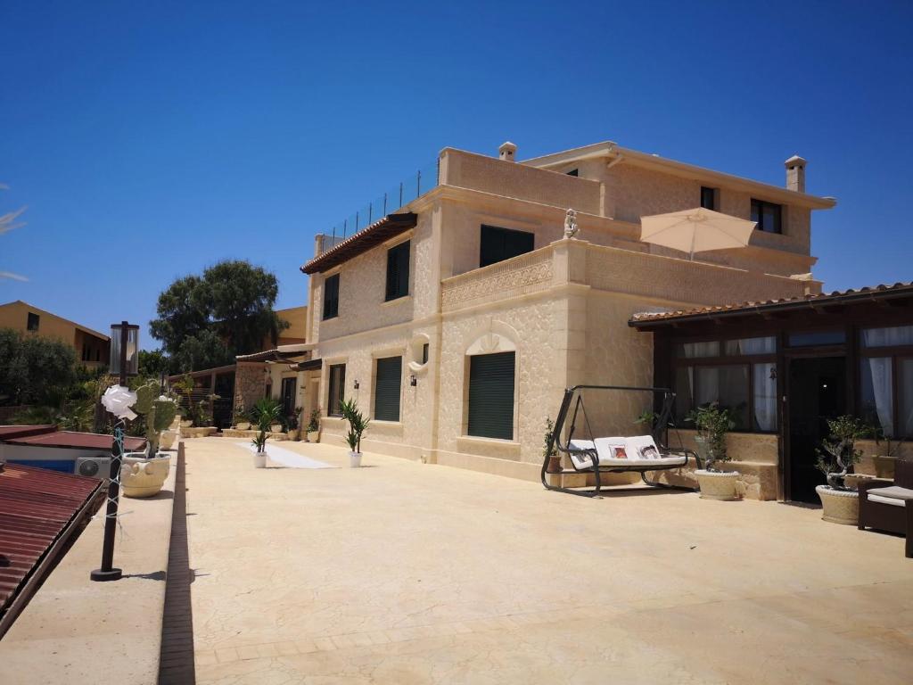 LALA SALAMA, San Leone