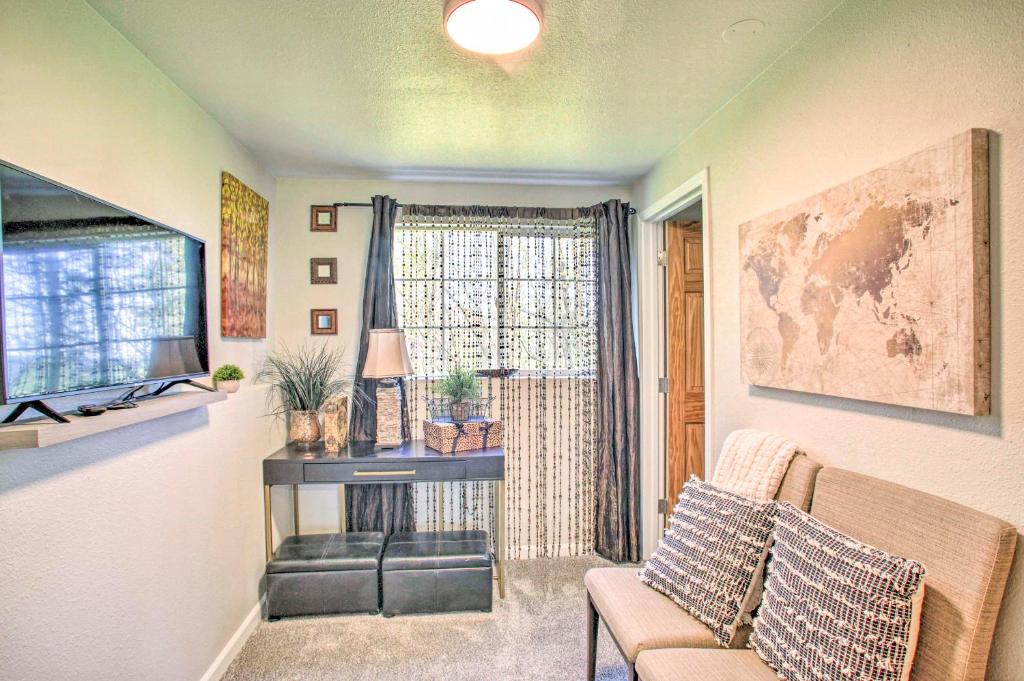 4 Mi to Long Lake Access Spacious Vista Retreat 전경