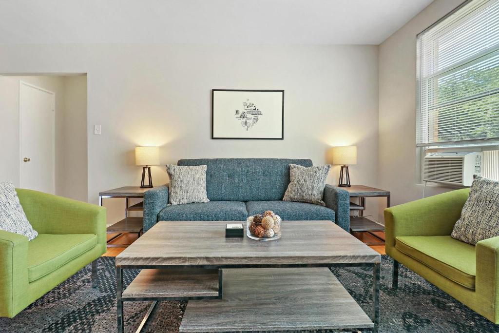 Modern & Comfy 2BR Apt near Restaurants - Bell 2C